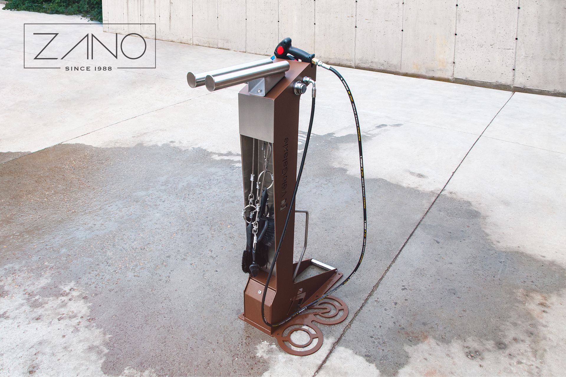 Kangu - urban bike station with washer and brushes