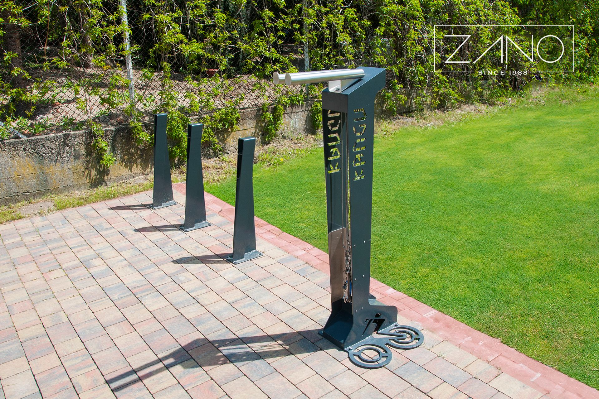 Kangu bicycle repair station with tools