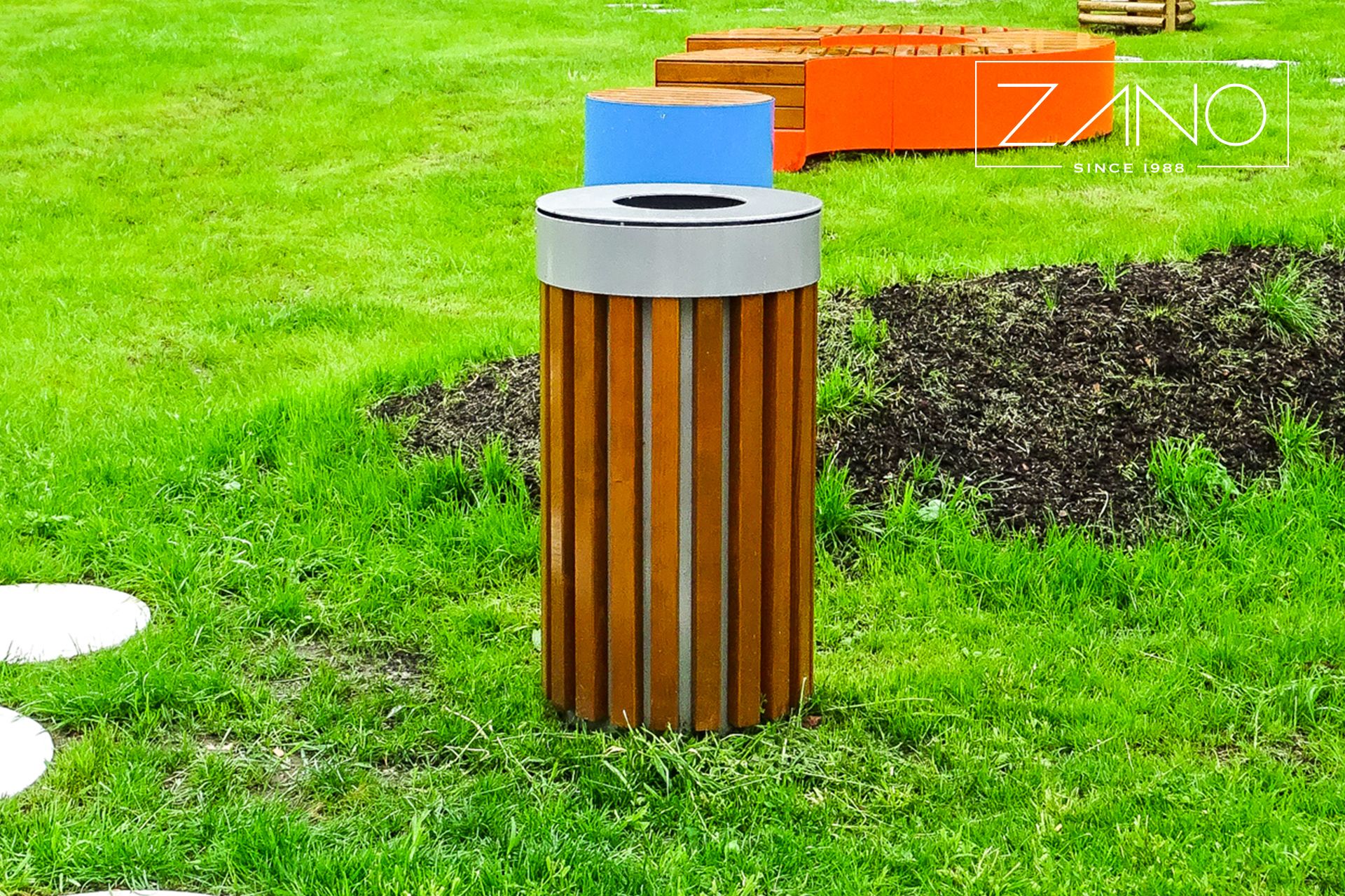 Tubus park trash cans