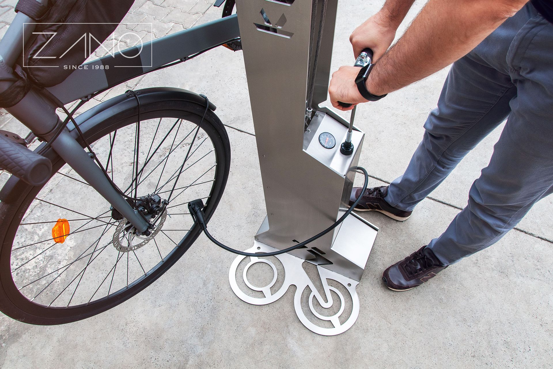 KANGU Bicycle repair station with floor pump